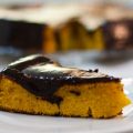 Fatia de bolo de cenoura com cobertura de ganache