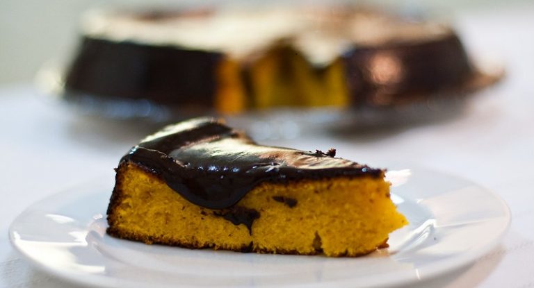 Fatia de bolo de cenoura com cobertura de ganache