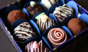 Imagem com bombons já decorados, para ajudar na diferença entre bombons e trufas.