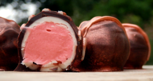 Imagem mostrando o interior de uma trufa, para facilitar o entendimento da diferença entre bombons e trufas.