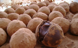 Imagem de trufas prontas, para facilitar o reconhecimento visual do doce.