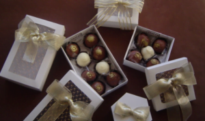 Imagem ilustrativa com caixas de bombons e trufas para vender.