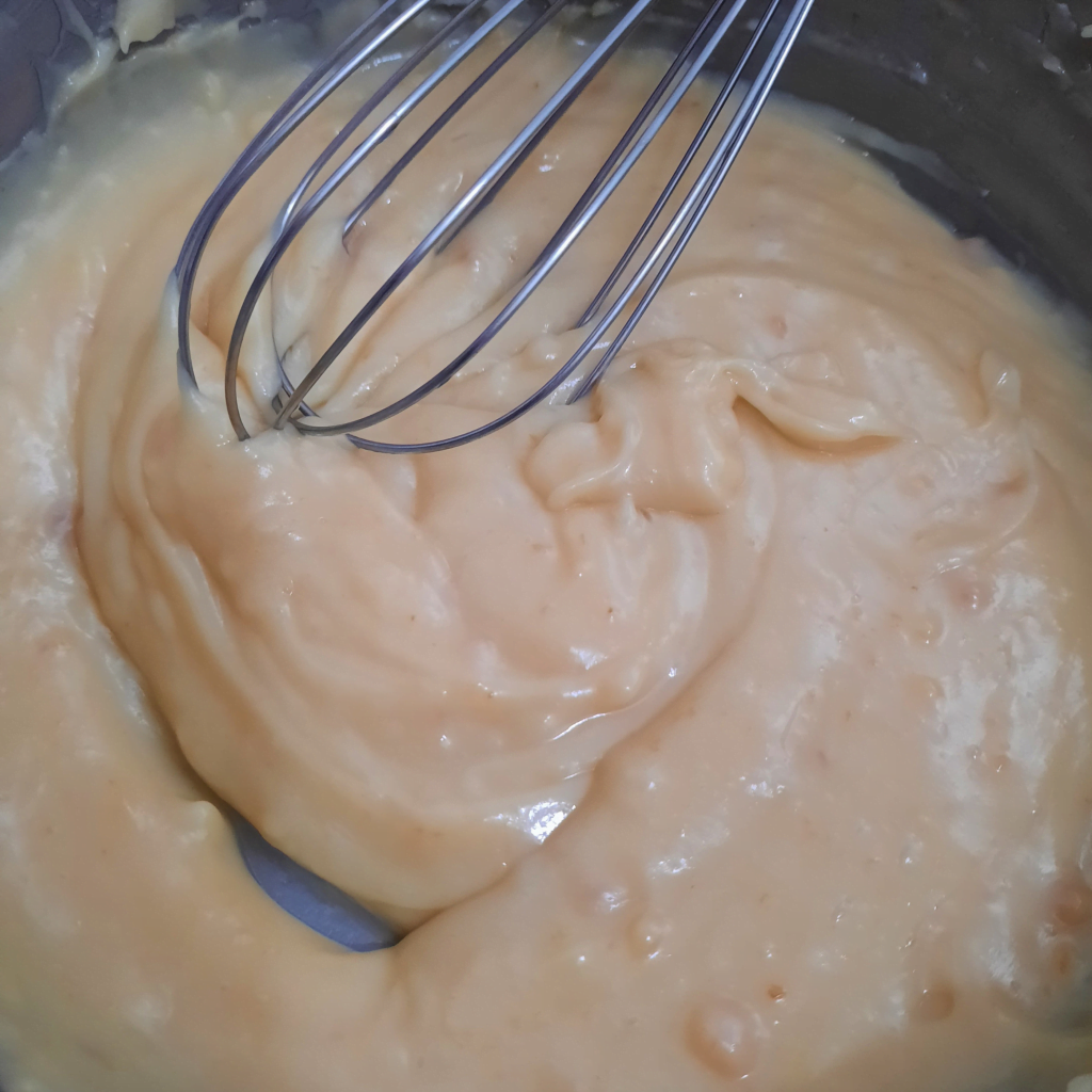foto mostrando a consistência do creme suíço com morango