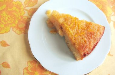 Bolo de laranja com calda de laranja