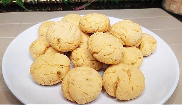 Imagem com biscoitos de milho prontos em prato branco.