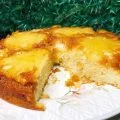 Bolo de abacaxi simples preparado e com uma fatia retirada