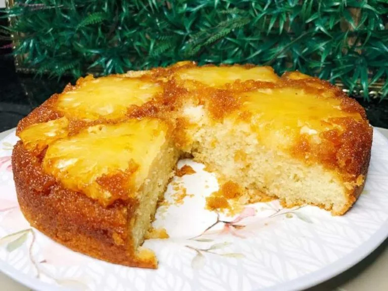 Bolo de abacaxi simples preparado e com uma fatia retirada