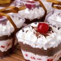 bolos no pote recém feitos para ter ideia de como montar um negocio de doces em casa