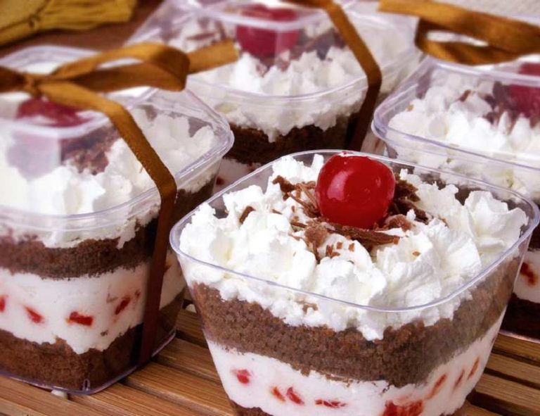 bolos no pote recém feitos para ter ideia de como montar um negocio de doces em casa
