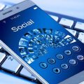 celular com dicas de marketing nas redes sociais