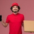 imagem de como vender pelo ifood com entregador segurando caixa de pizza e celular