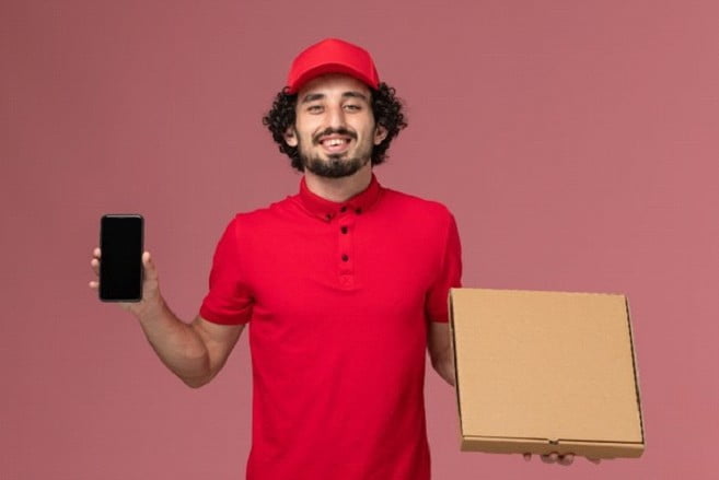 imagem de como vender pelo ifood com entregador segurando caixa de pizza e celular