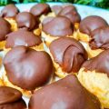 Carolinas recheadas de doce de leite com cobertura de chocolate