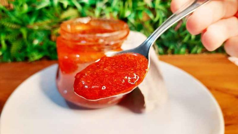 geleia de morango na colher para comer