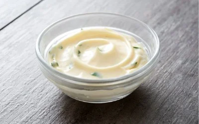 emulsão de maionese cremosa para ilustrar o que é emulsificante