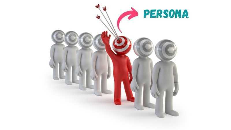 Imagem ilustrando diferença de público alvo e persona. Persona um boneco em vermelho com a flecha na cabeça